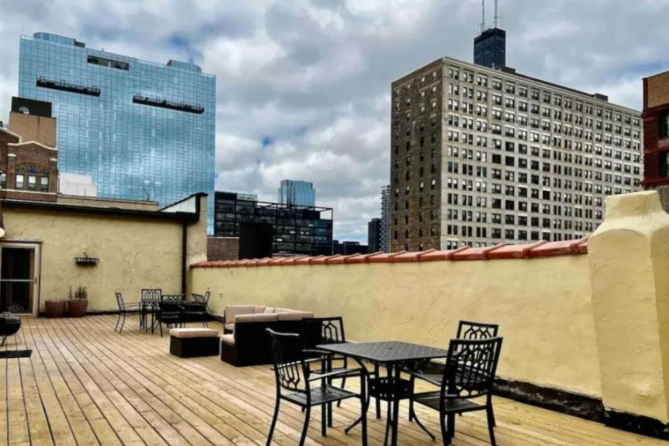 Sleep 14 Downtown, Vintage 5bd-2ba Gym & Patio Apartment *