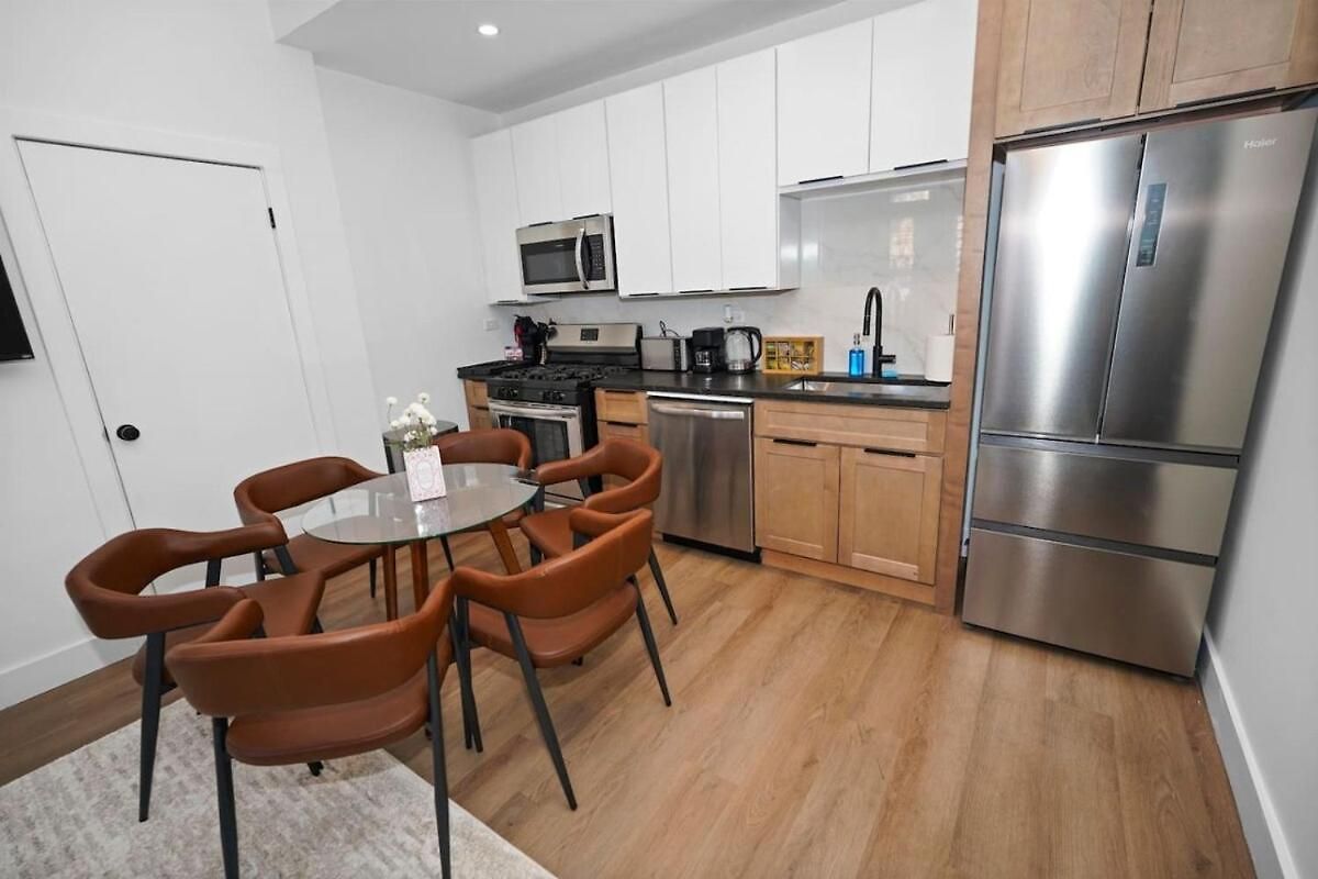 3br King Beds Sleeps 8 Near Humboldt Park Apartment