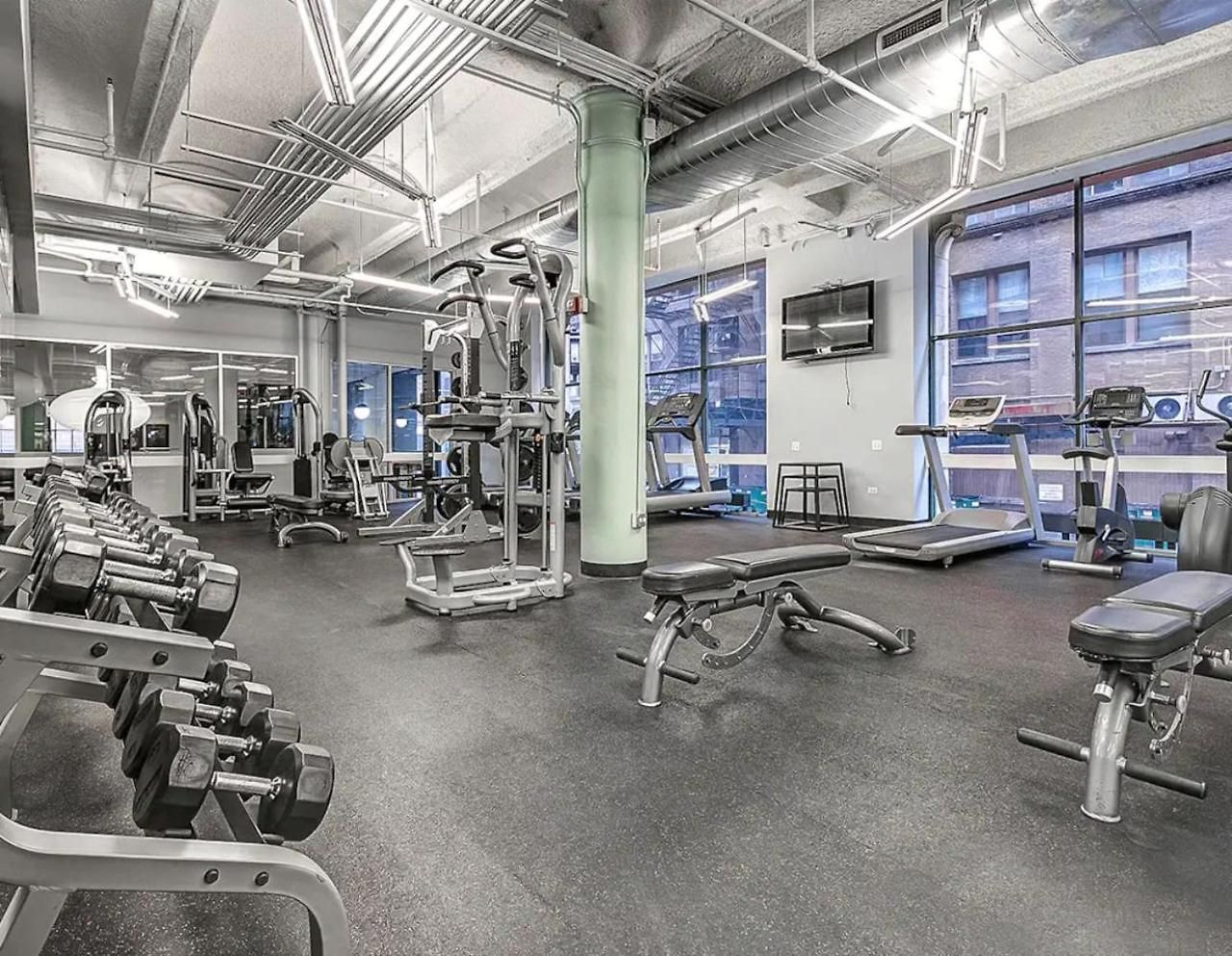 Sleep 25 - Huge Downtown Vintage Lofts, Balcony & Gym Apartment *
