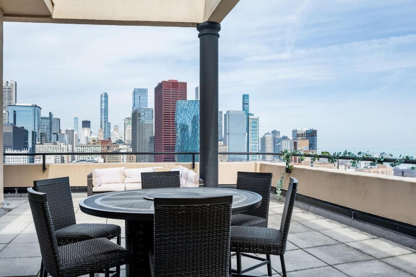 Downtown Penthouse Views Gym, Parking #1 Chicago