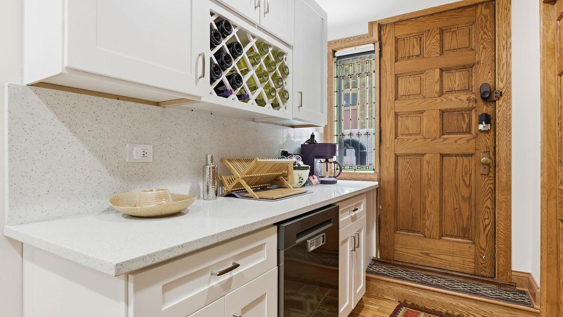 Fully Updated Jr, 1 Bed, Steps From Lincoln Park Apartment *