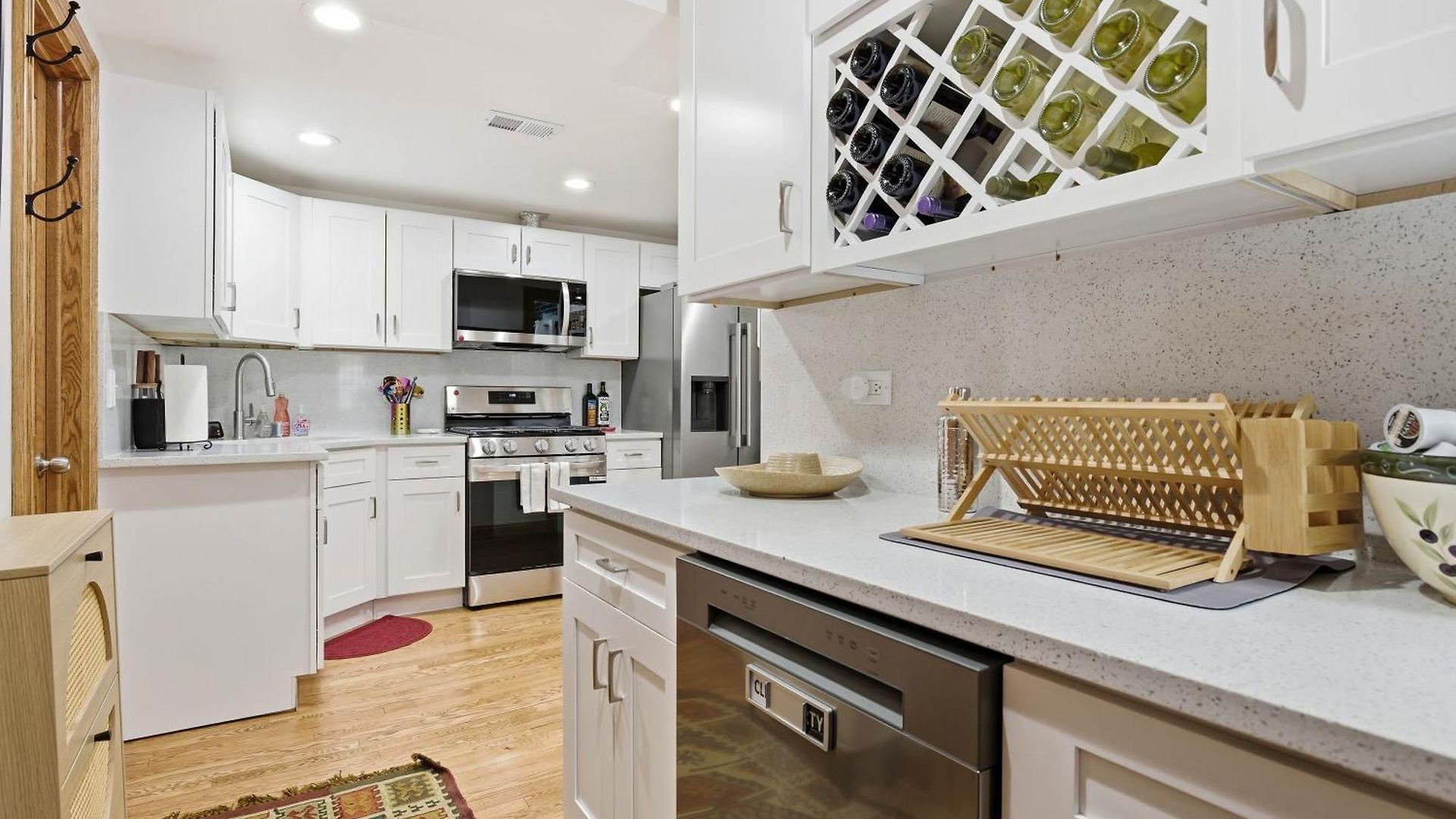 Fully Updated Jr, 1 Bed, Steps From Lincoln Park
