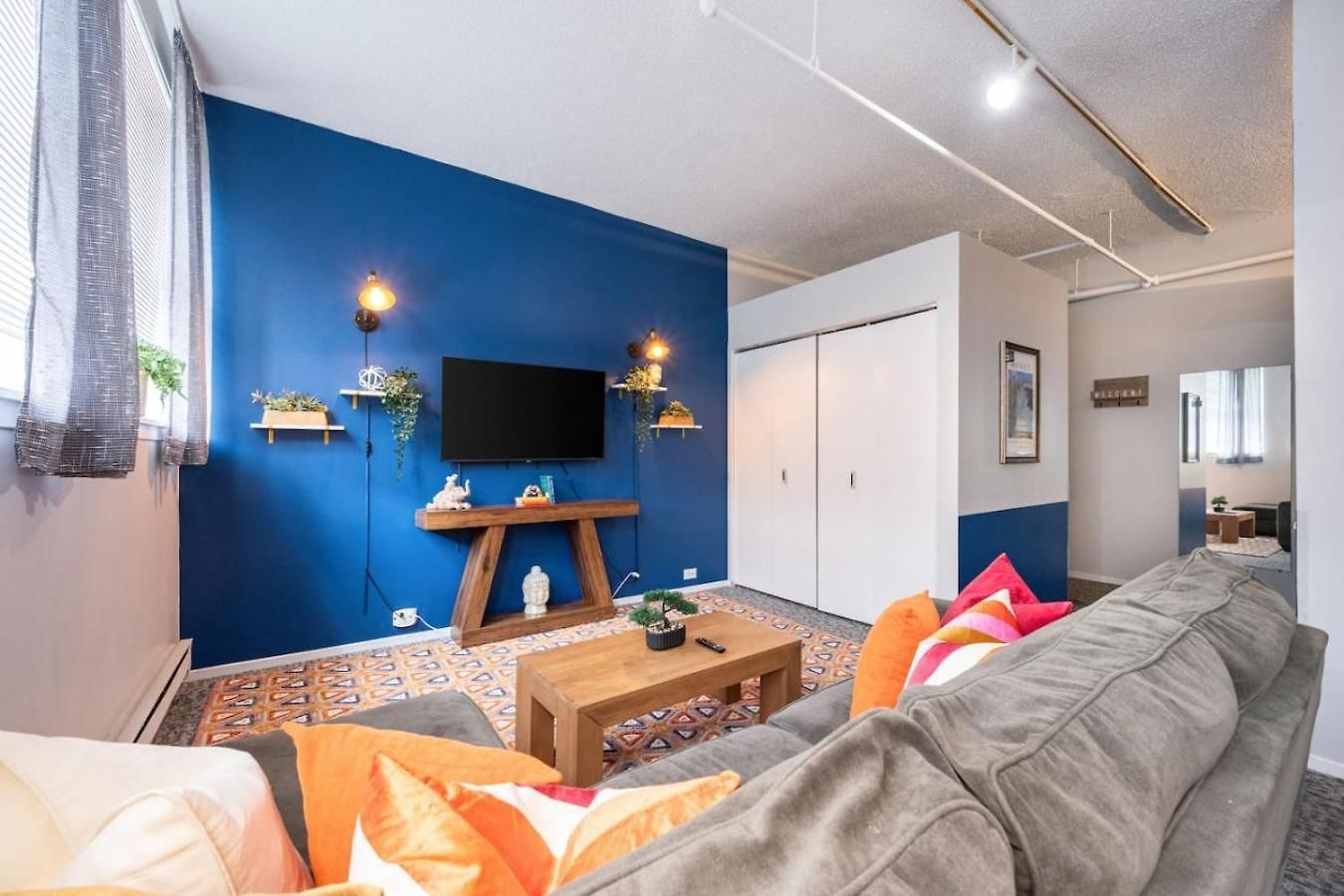 Sleep 14 Downtown, Vintage 5bd-2ba Gym & Patio Apartment