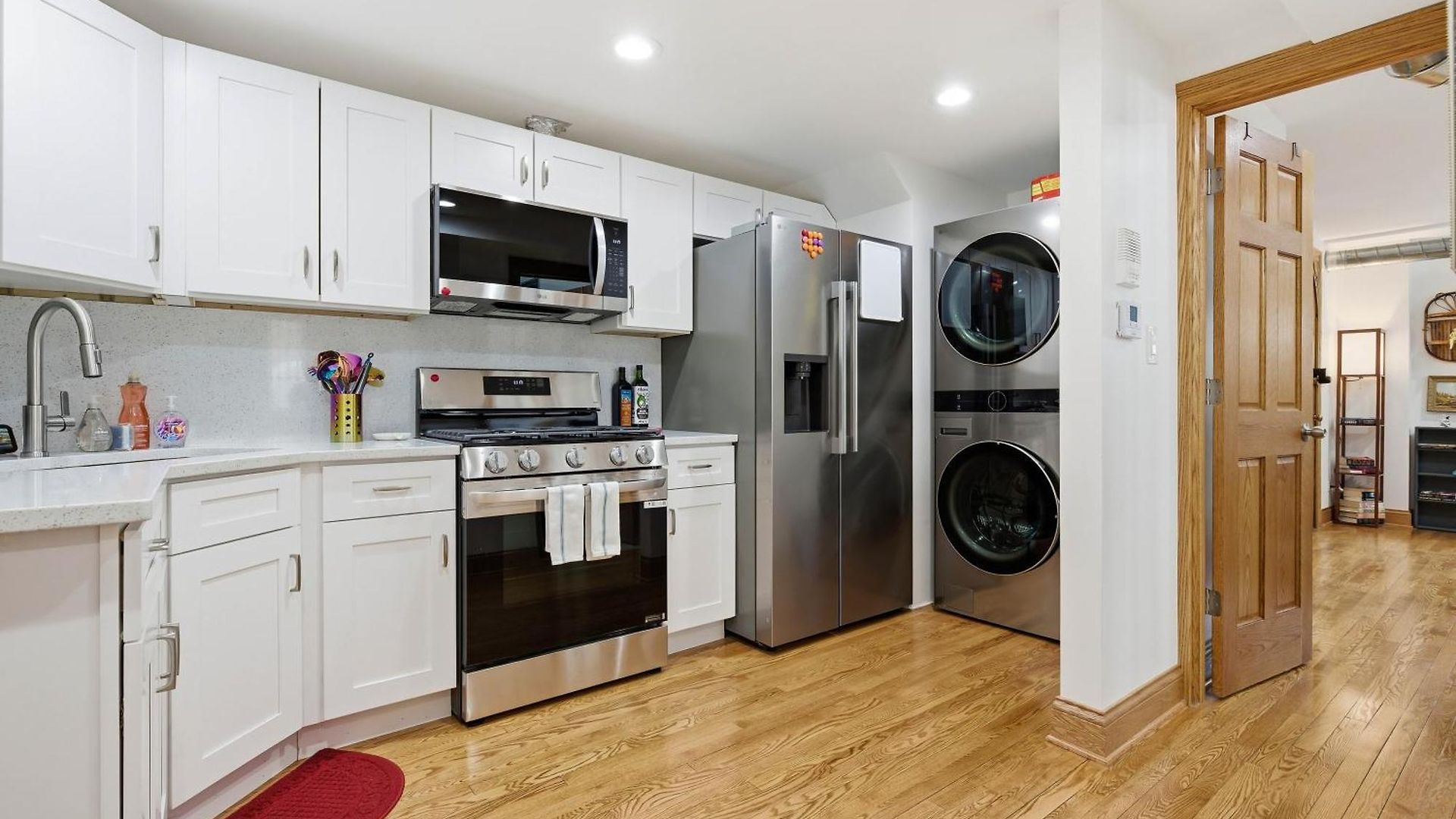 Fully Updated Jr, 1 Bed, Steps From Lincoln Park Apartment *