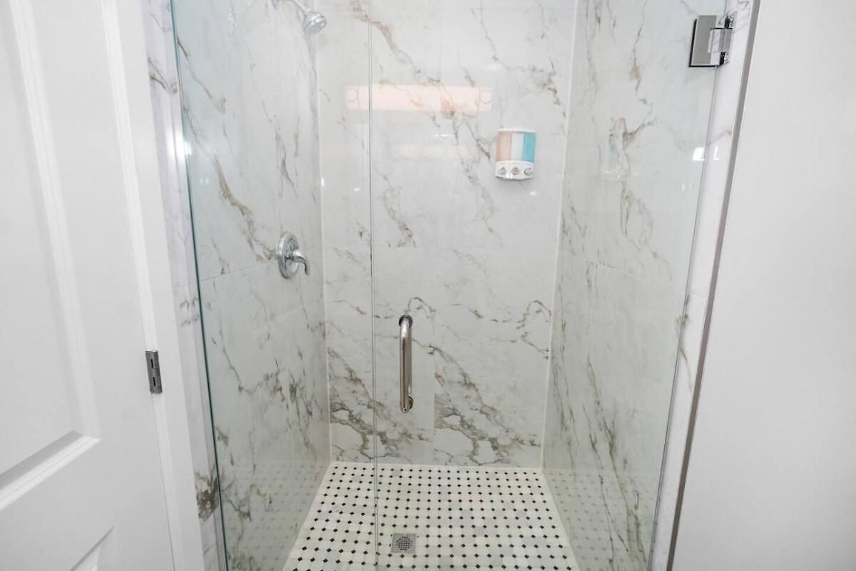 Spacious 3br Near United Center & Medical District Apartment *