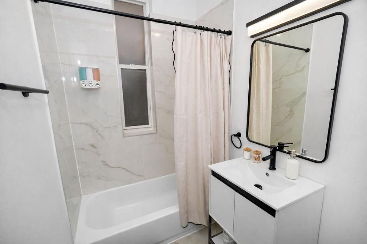 Modern 3br King Near United Center