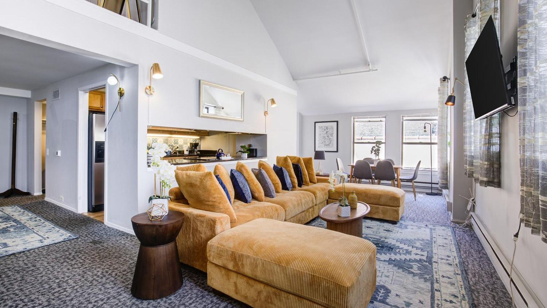 Sleep 25 - Huge Downtown Vintage Lofts, Balcony & Gym * Chicago