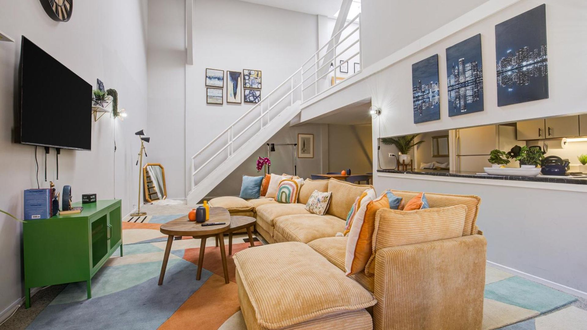 Sleep 25 - Huge Downtown Vintage Lofts, Balcony & Gym *
