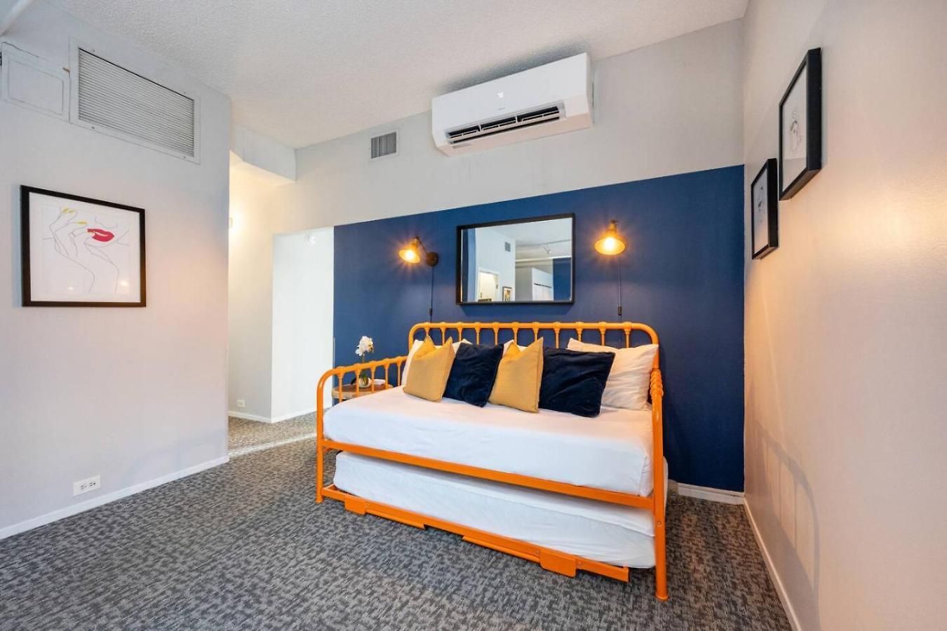Sleep 14 Downtown, Vintage 5bd-2ba Gym & Patio Apartment *