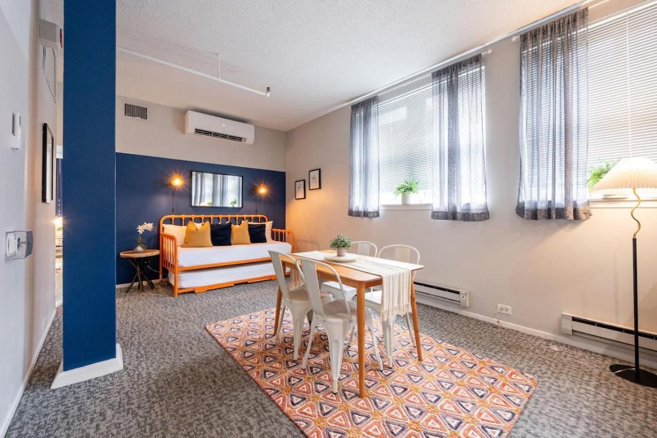 Sleep 14 Downtown, Vintage 5bd-2ba Gym & Patio Apartment Chicago