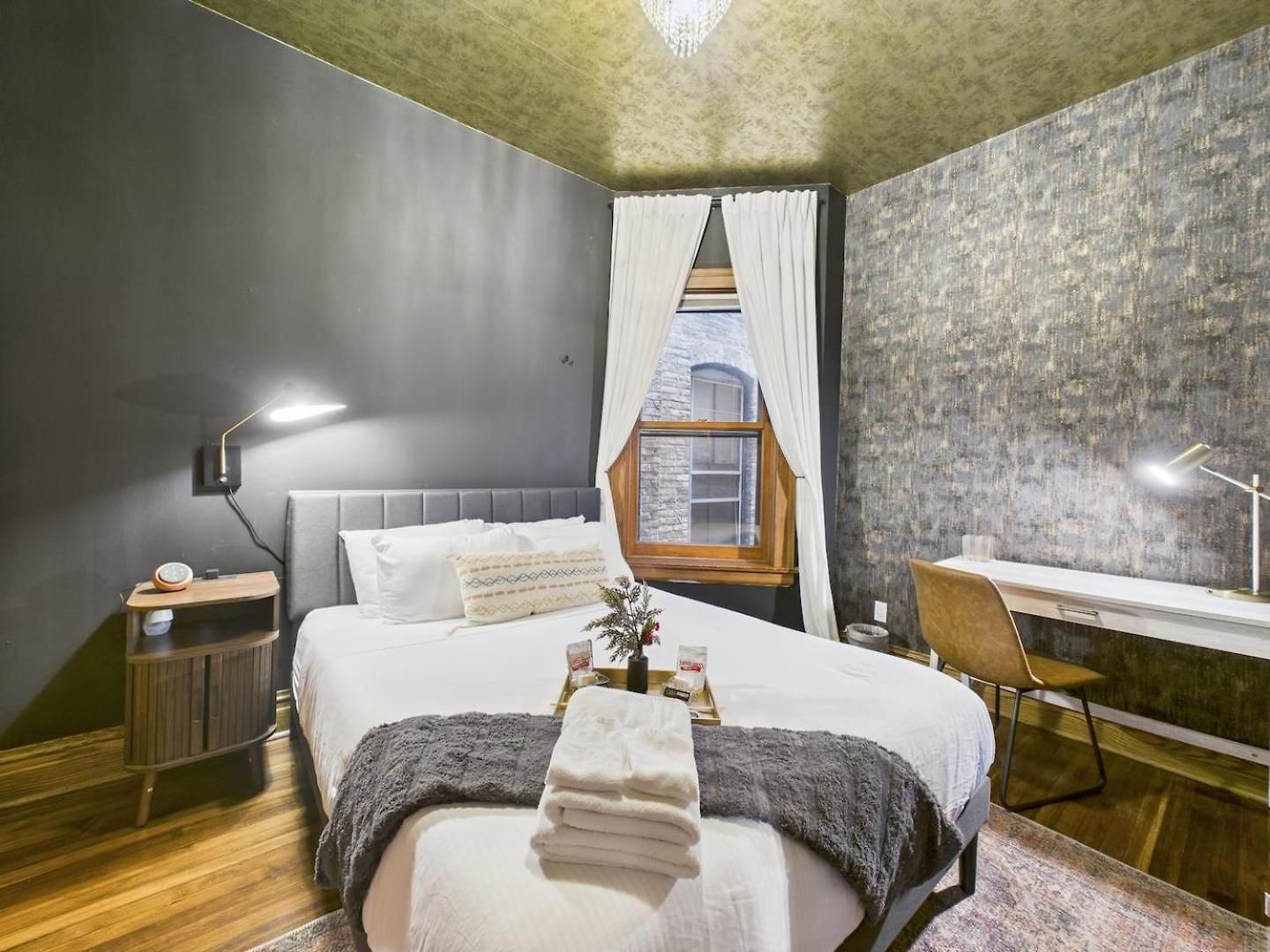 Wrigleyville Art Deco Executive Duplex Garage *