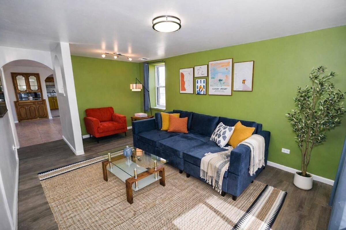 Apartment 3 King Beds Near Wicker Park