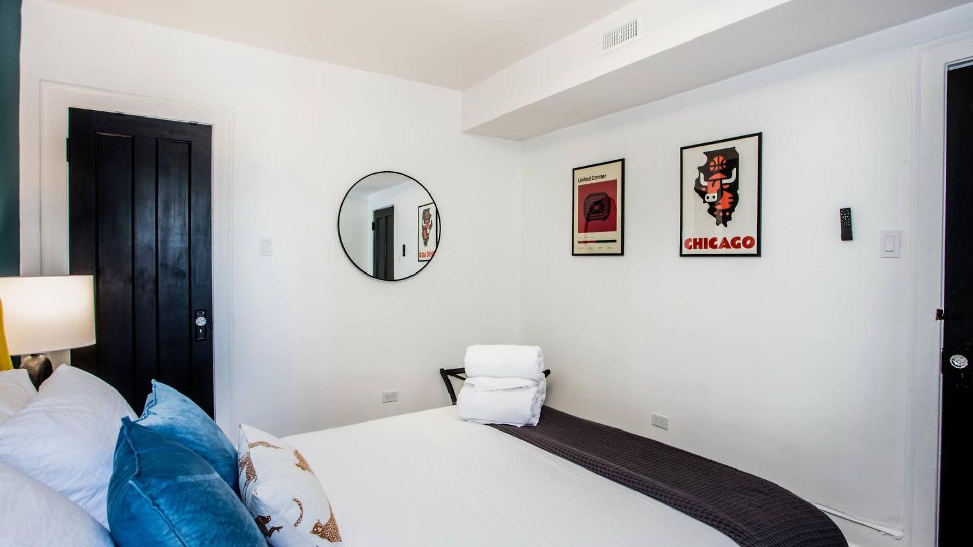 King Bed, Great Wifi, United Center, Walk To Train Apartment *