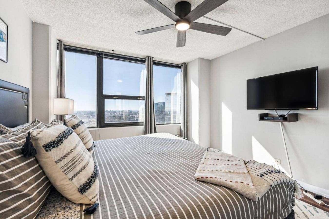 Mich Ave, Downtown, Grant Park 2bd-2ba #23 Apartment *