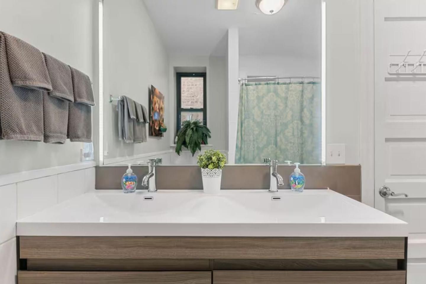 Secret Gallery On The Park - 2bd/1ba Chicago