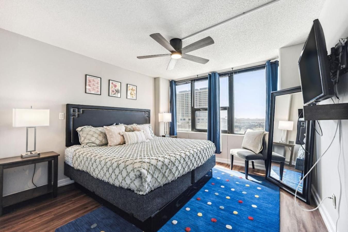 Mich Ave Downtown, Park, Museums 2bd-2ba #4 *
