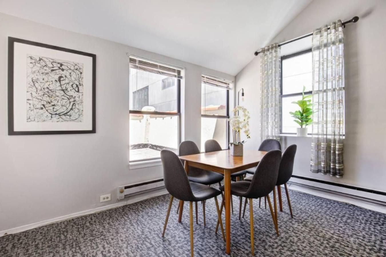 Sleep 25 - Huge Downtown Vintage Lofts, Balcony & Gym *