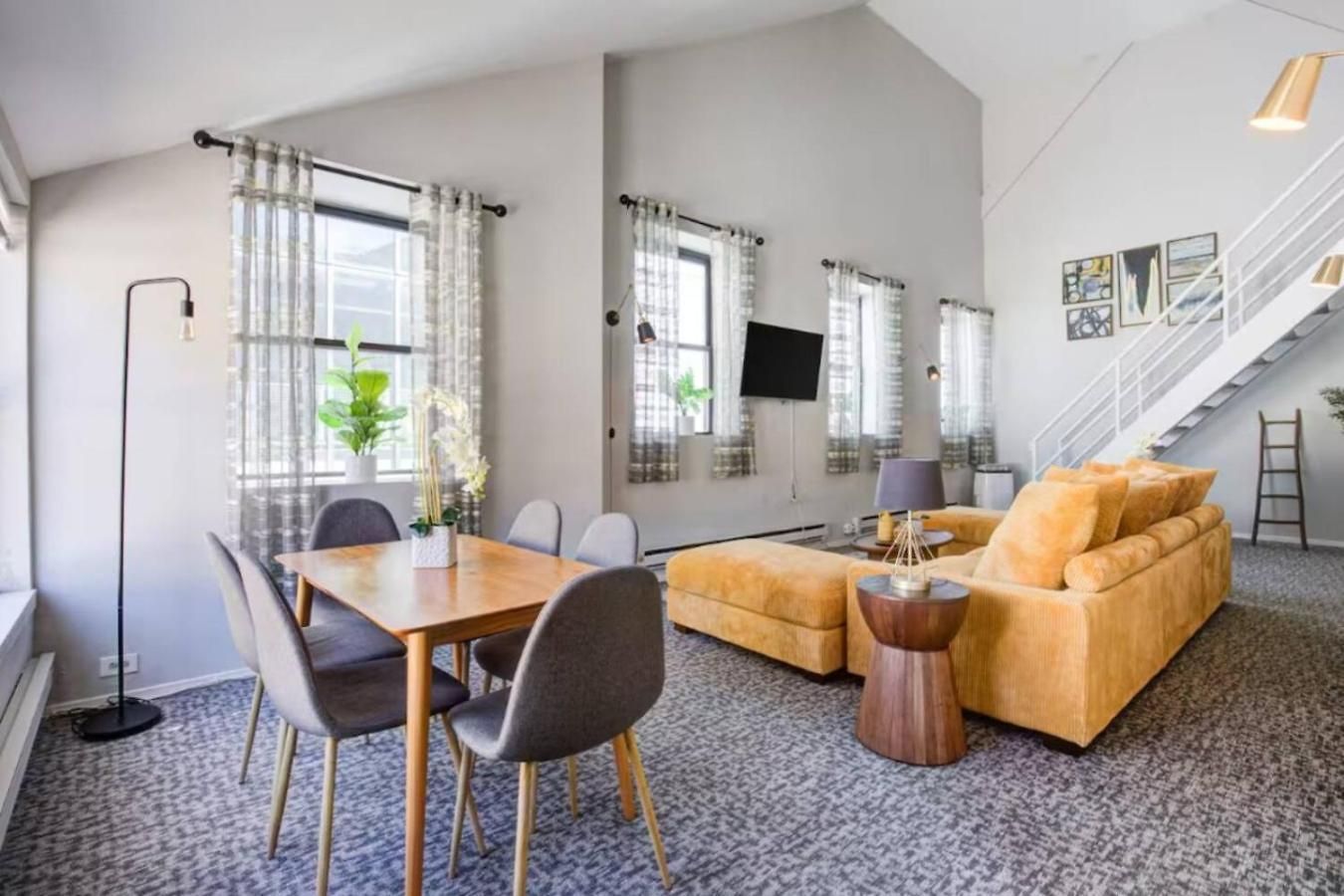 Apartment Sleep 25 - Huge Downtown Vintage Lofts, Balcony & Gym