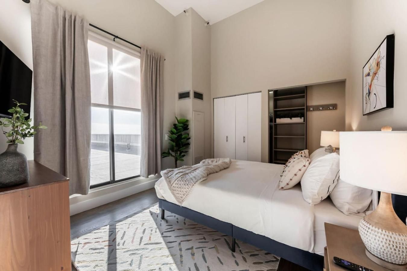 Downtown Penthouse 3bd Views Parking Gym #2