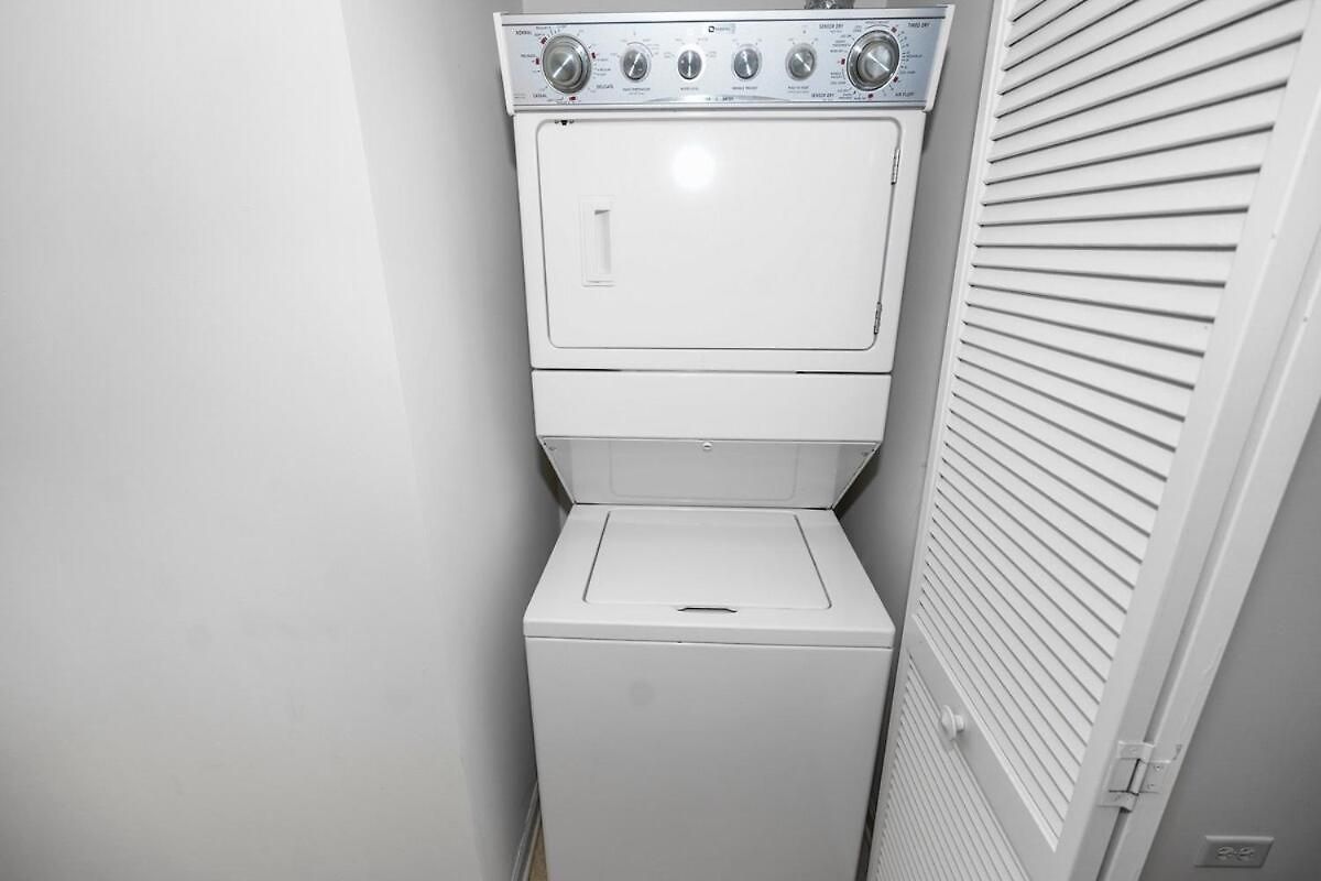 Grant Park 2br With Balcony Skyline View & Gym In Downtown Chicago
