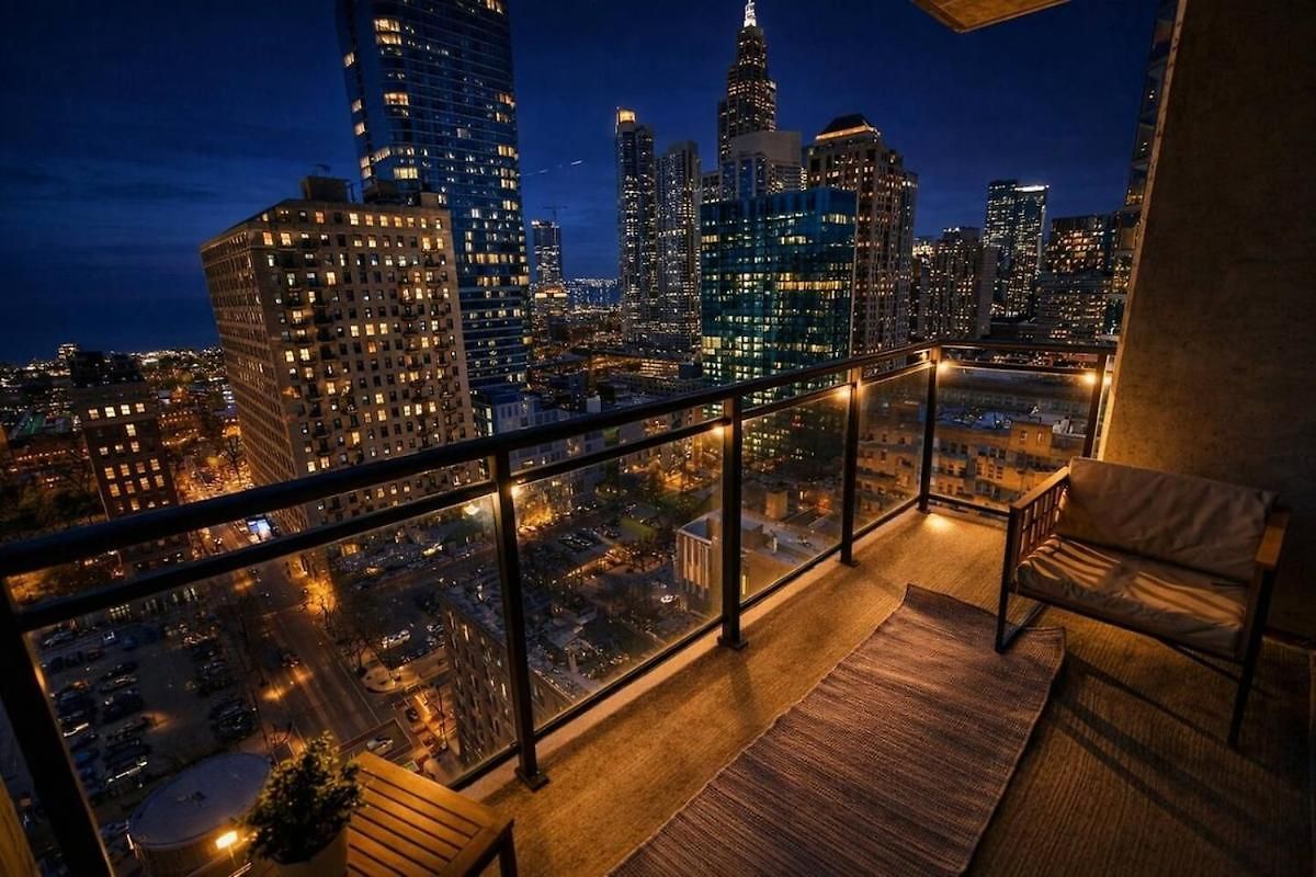 21st Floor Skyline 2br Near Grant Park & Field Museum Apartment