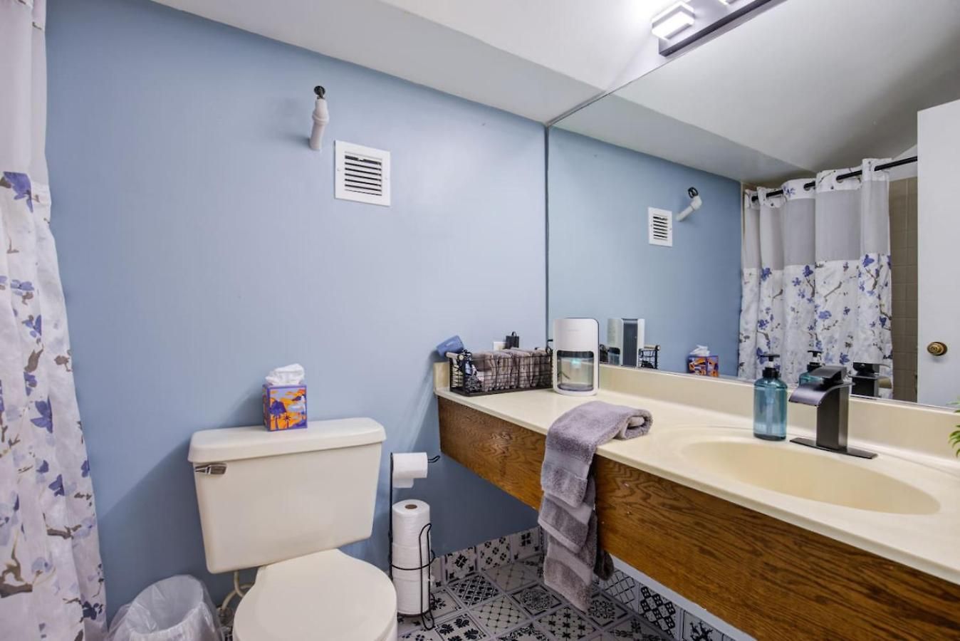 Downtown Penthouse I Vintage , Gym & Balcony #5 Apartment *
