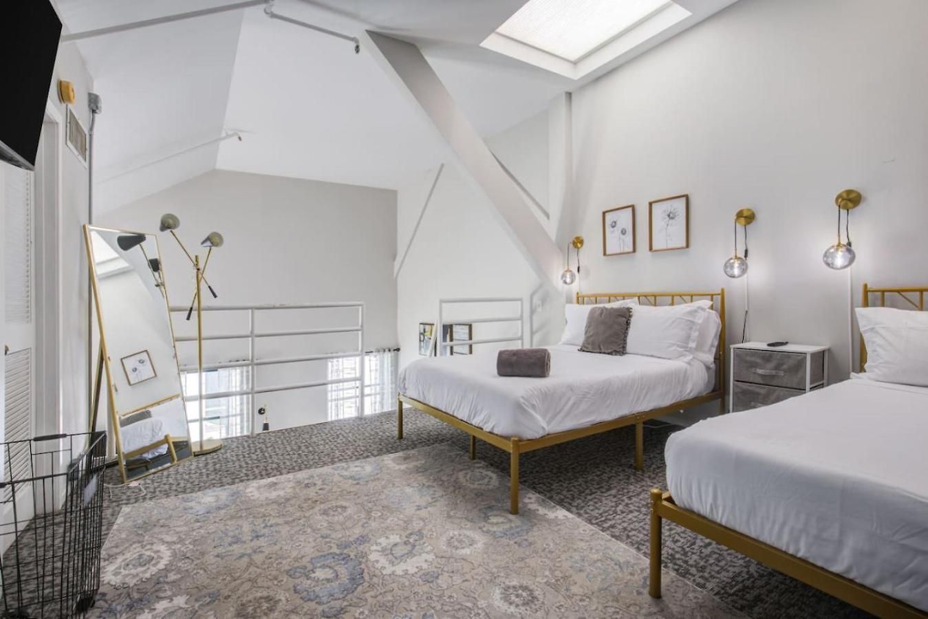 Sleep 25 - Huge Downtown Vintage Lofts, Balcony & Gym Apartment *
