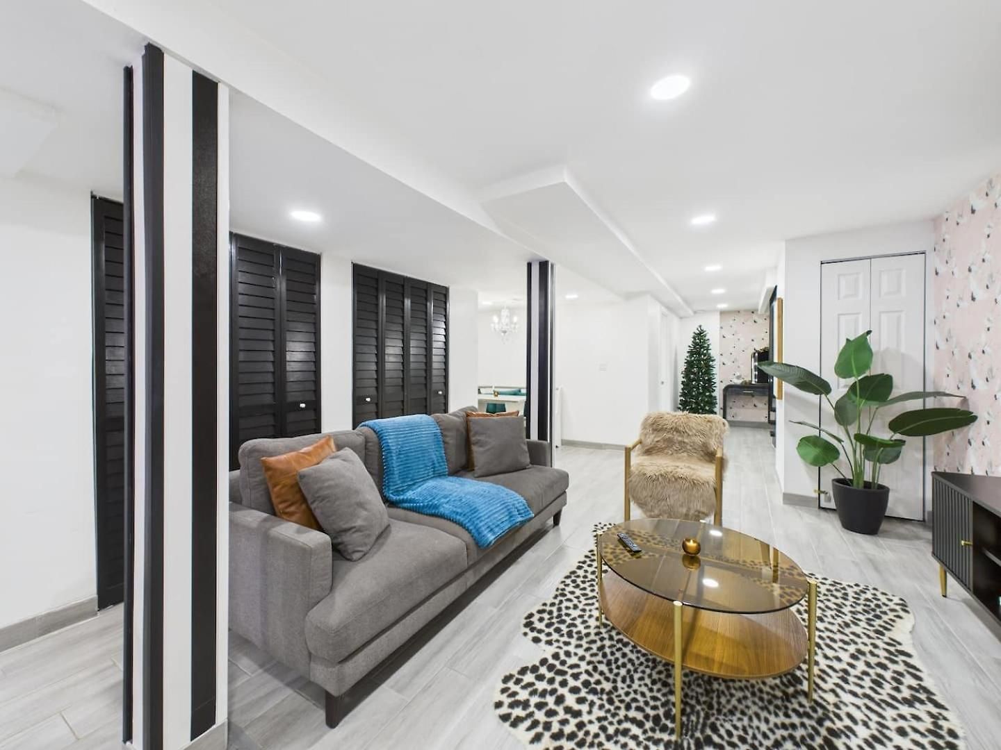 Wrigleyville Art Deco Executive Duplex Garage Apartment