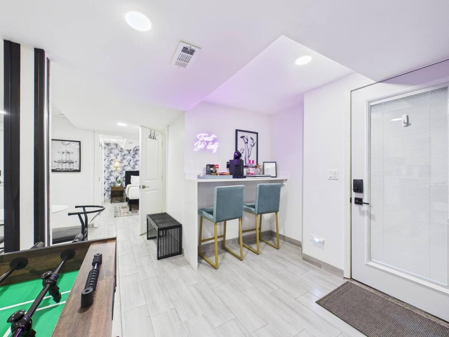 Wrigleyville Art Deco Executive Duplex Garage *