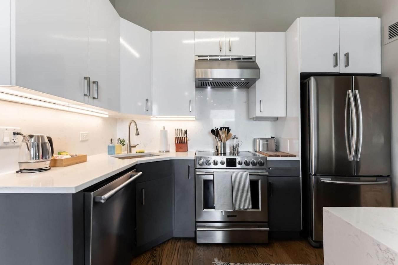 Apartment Downtown Penthouse 3bd Views Parking Gym #2 *
