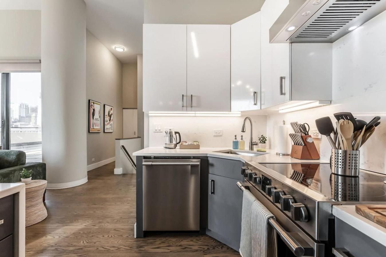 Downtown Penthouse 3bd Views Parking Gym #2 *