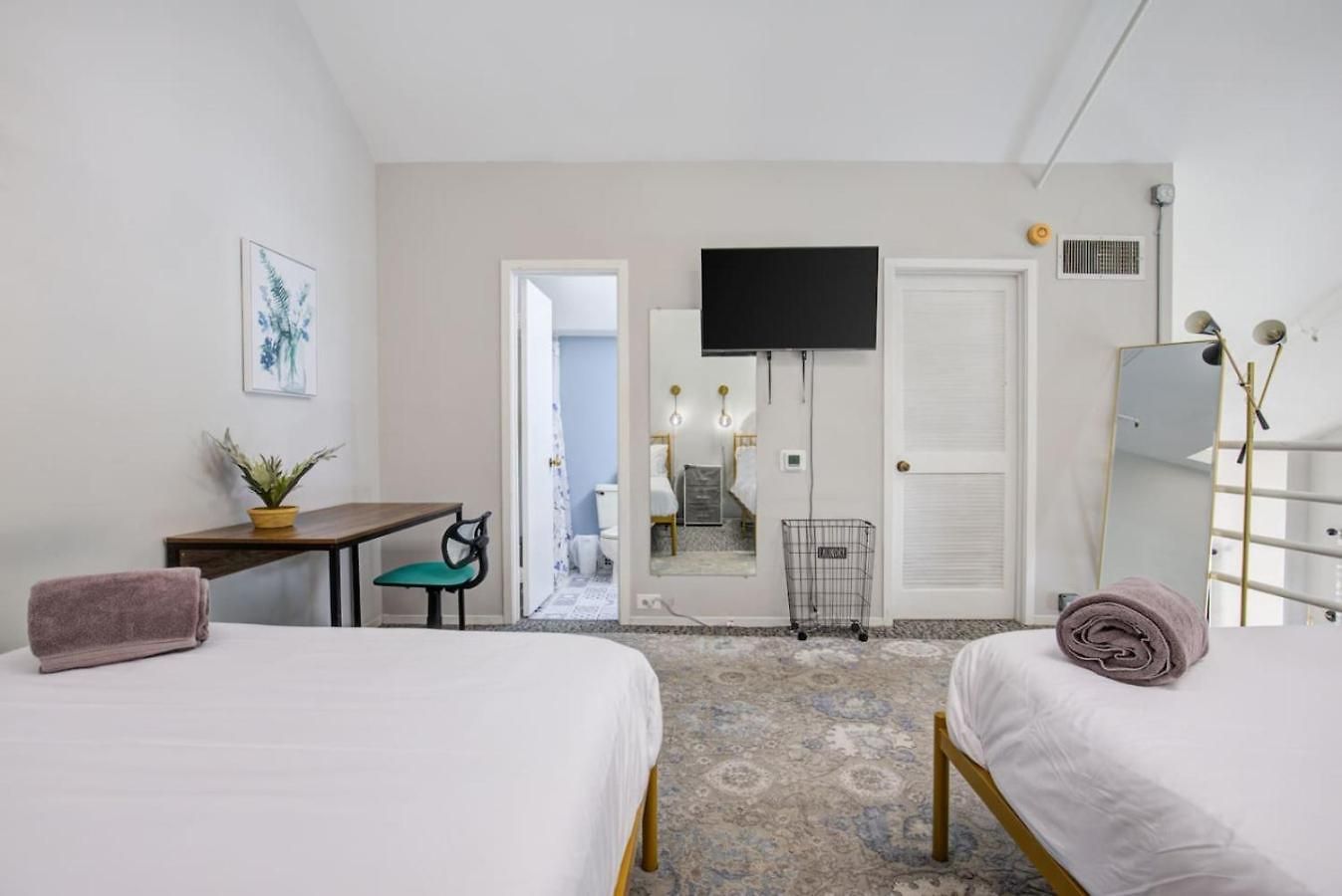 Sleep 25 - Huge Downtown Vintage Lofts, Balcony & Gym Apartment Chicago