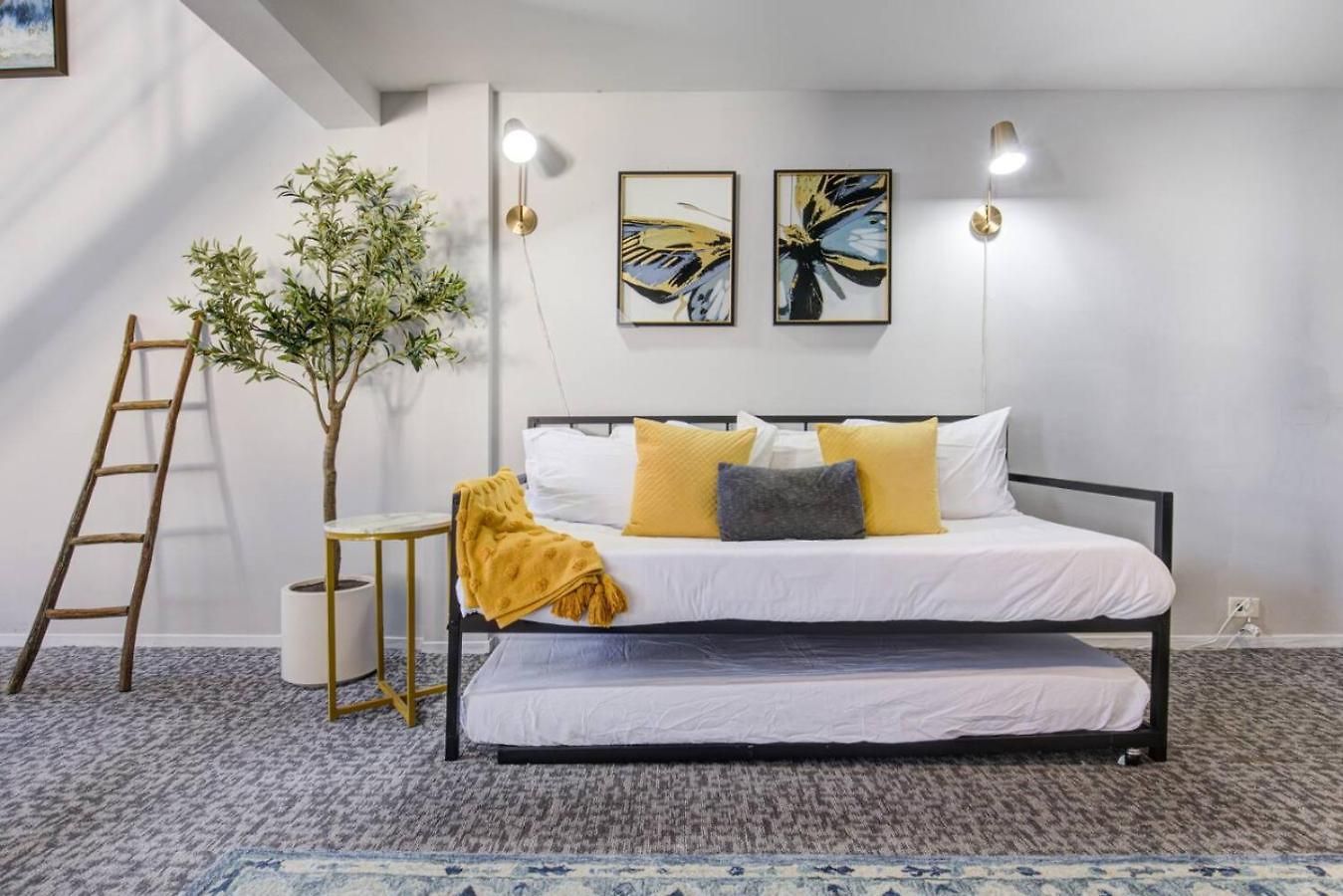Sleep 25 - Huge Downtown Vintage Lofts, Balcony & Gym Apartment