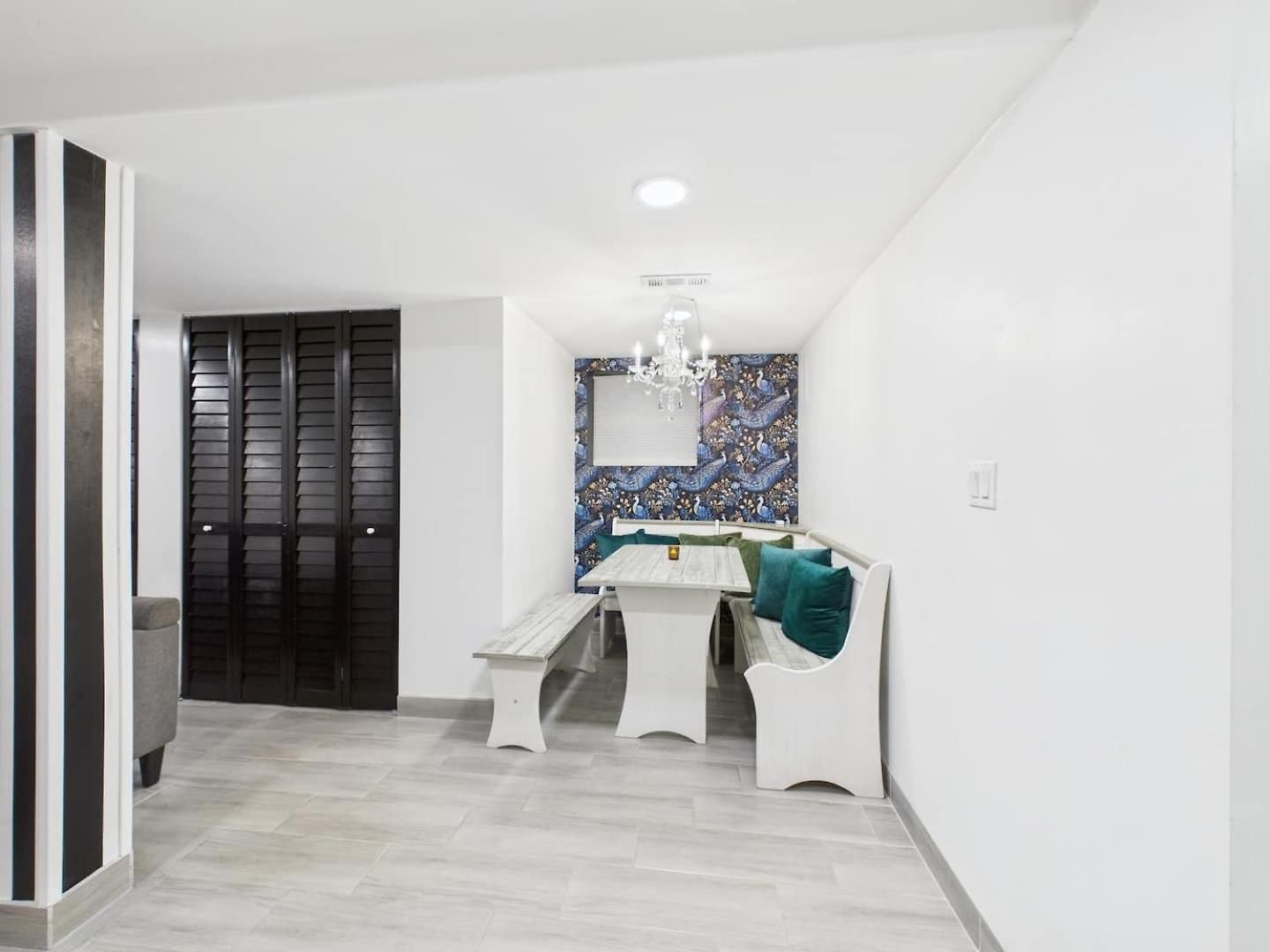 Wrigleyville Art Deco Executive Duplex Garage *