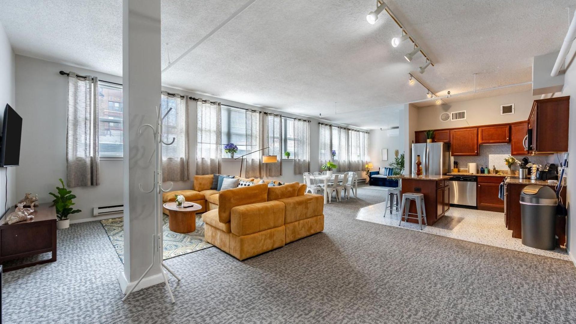 Apartment Sleep 14 Downtown, Vintage 5bd-2ba Gym & Patio