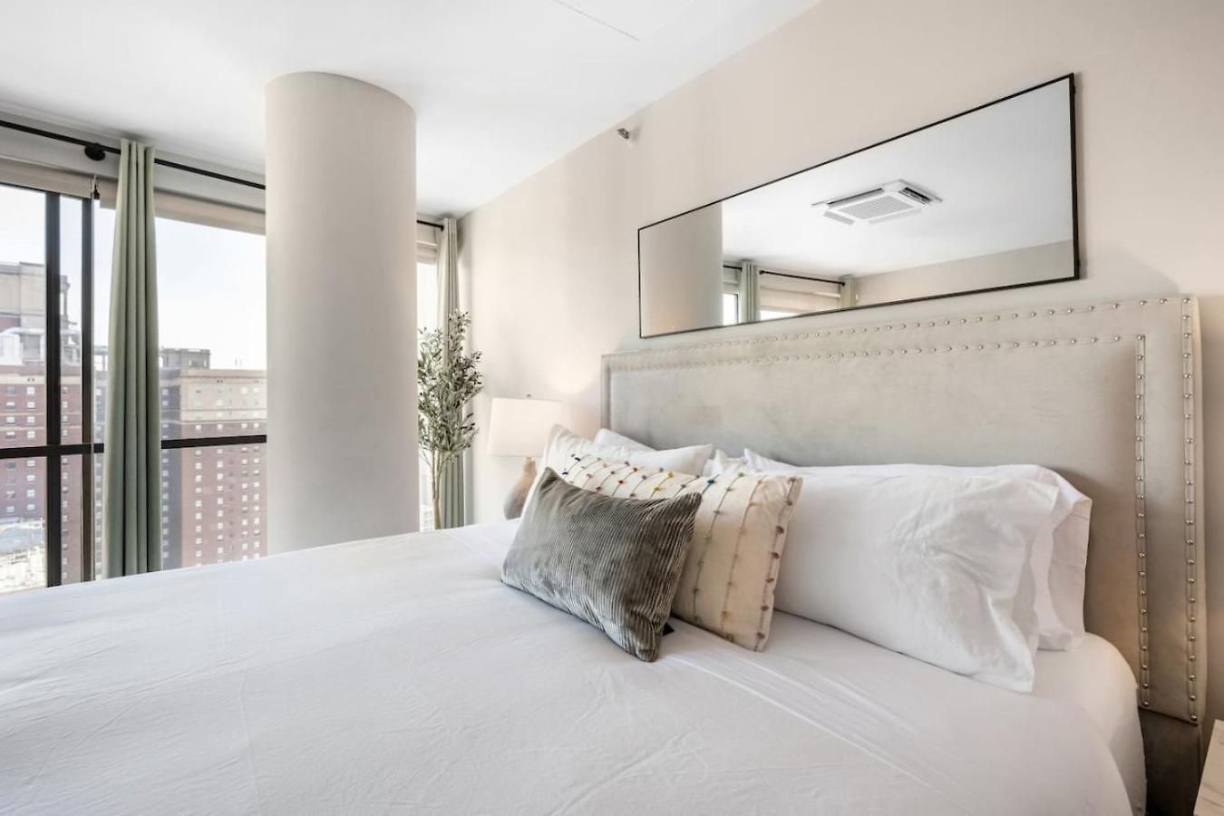 Downtown Penthouse Views Gym, Parking #1 Apartment *