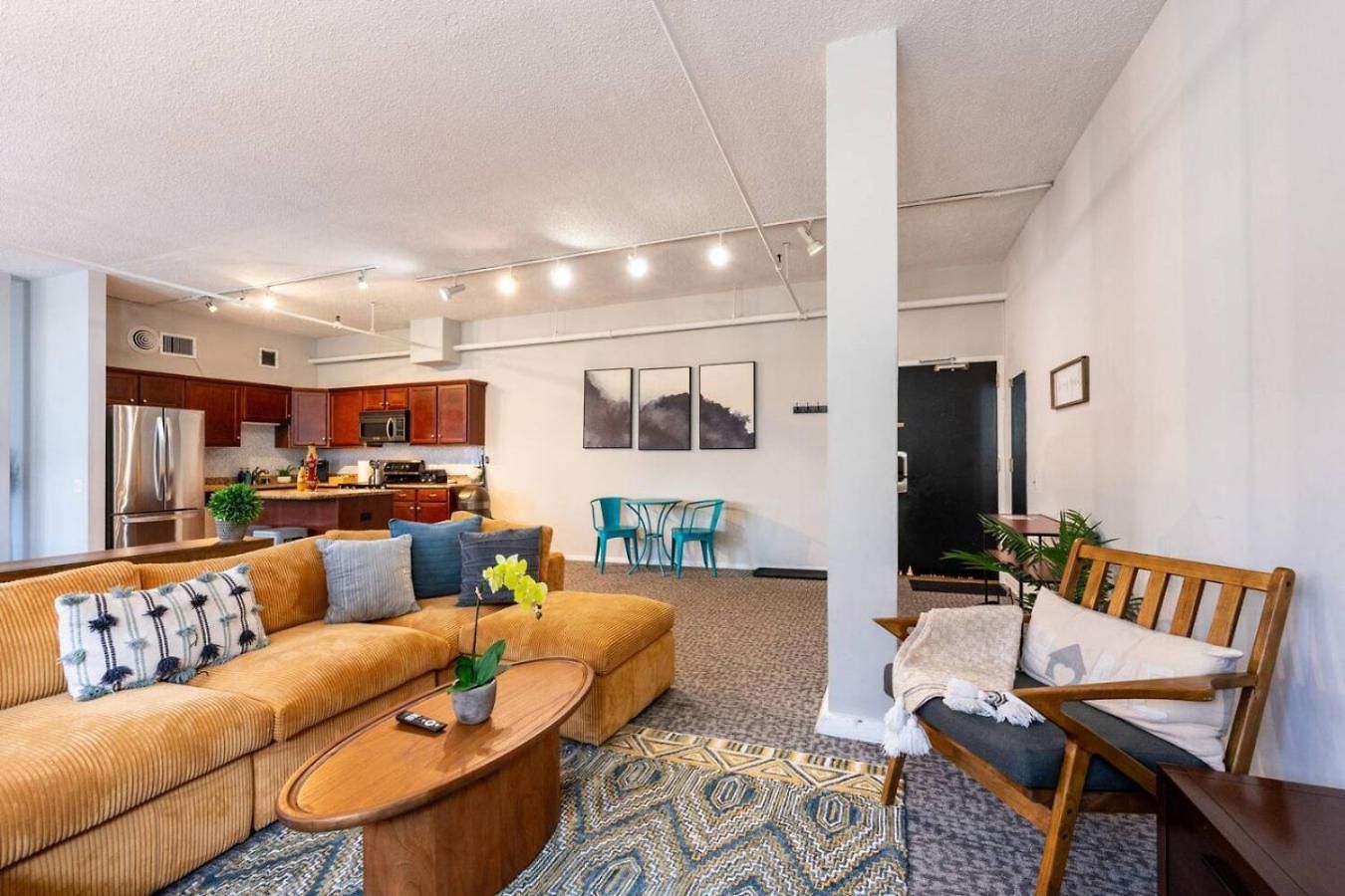 Sleep 14 Downtown, Vintage 5bd-2ba Gym & Patio Apartment *