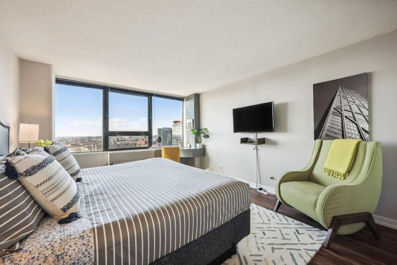 Mich Ave Downtown 2bd, Grant Park Museums #25 Apartment *
