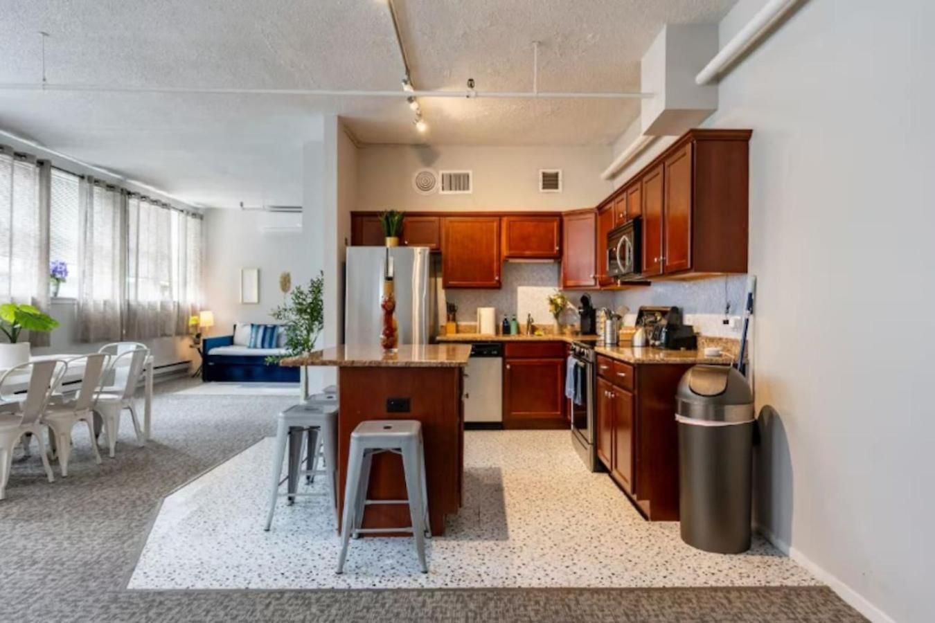 Sleep 14 Downtown, Vintage 5bd-2ba Gym & Patio *