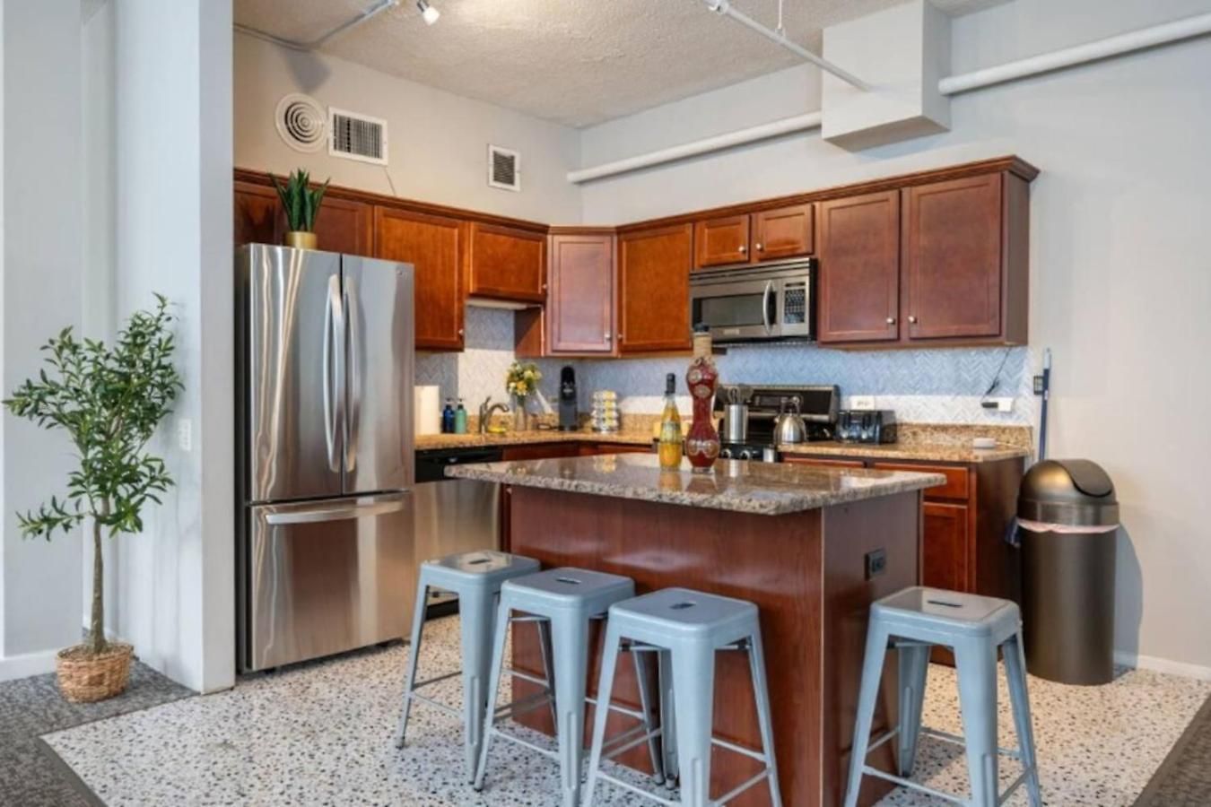 Apartment Sleep 14 Downtown, Vintage 5bd-2ba Gym & Patio