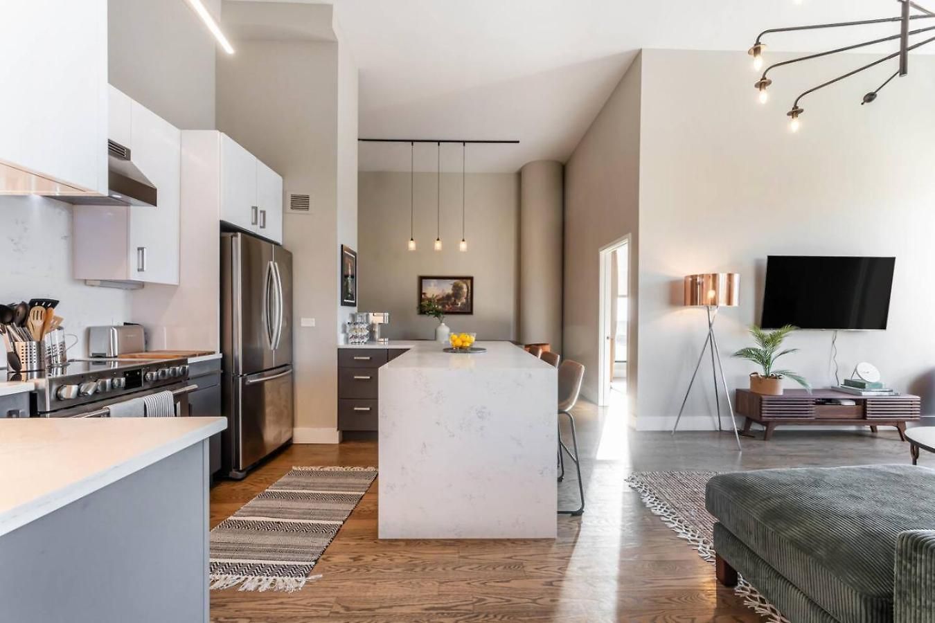 Apartment Downtown Penthouse 3bd Views Parking Gym #2 *