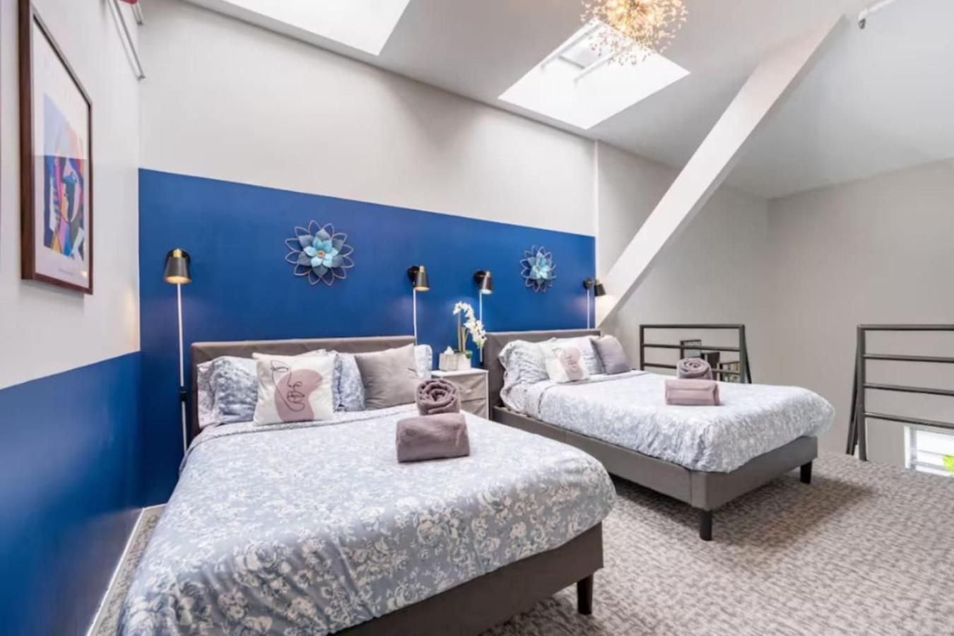 Sleep 25 - Huge Downtown Vintage Lofts, Balcony & Gym *