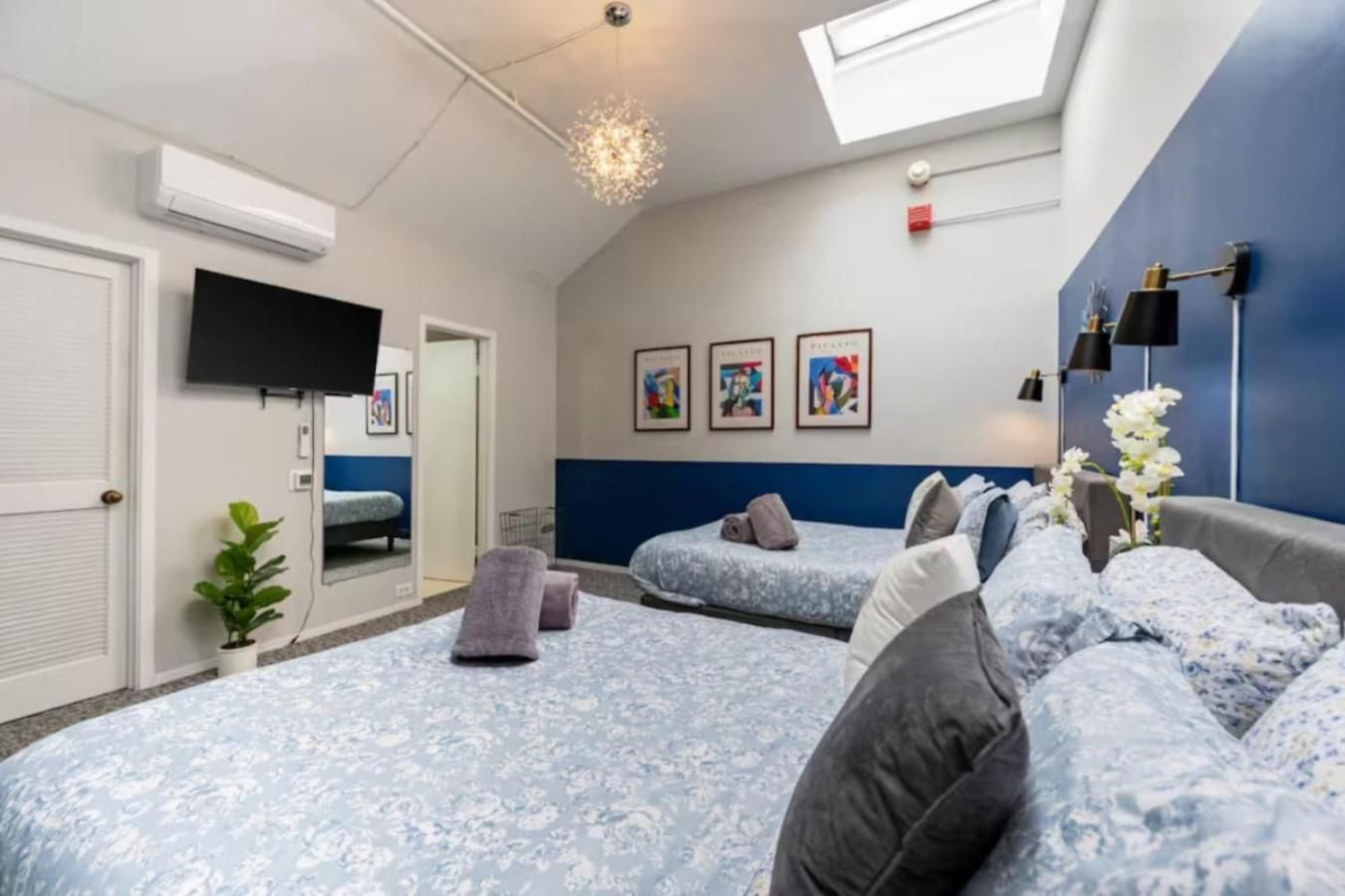Sleep 25 - Huge Downtown Vintage Lofts, Balcony & Gym Apartment