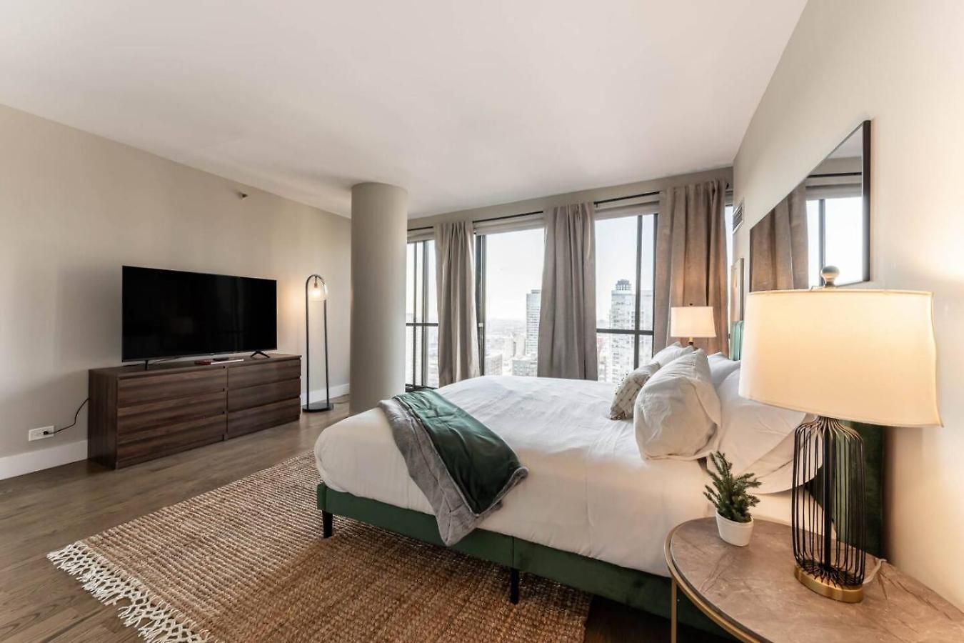 Downtown Penthouse 3bd Views Parking Gym #2 *