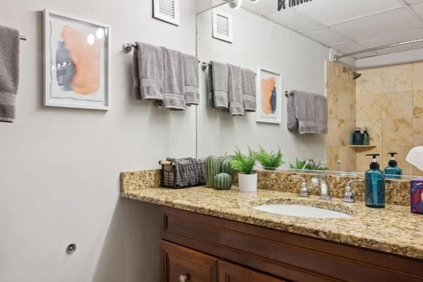 Sleep 14 Downtown, Vintage 5bd-2ba Gym & Patio Apartment