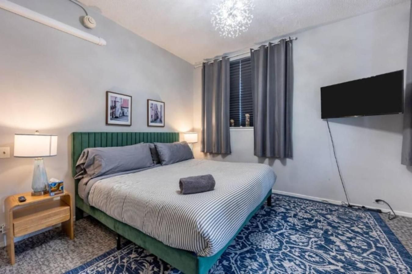 Sleep 14 Downtown, Vintage 5bd-2ba Gym & Patio Apartment *
