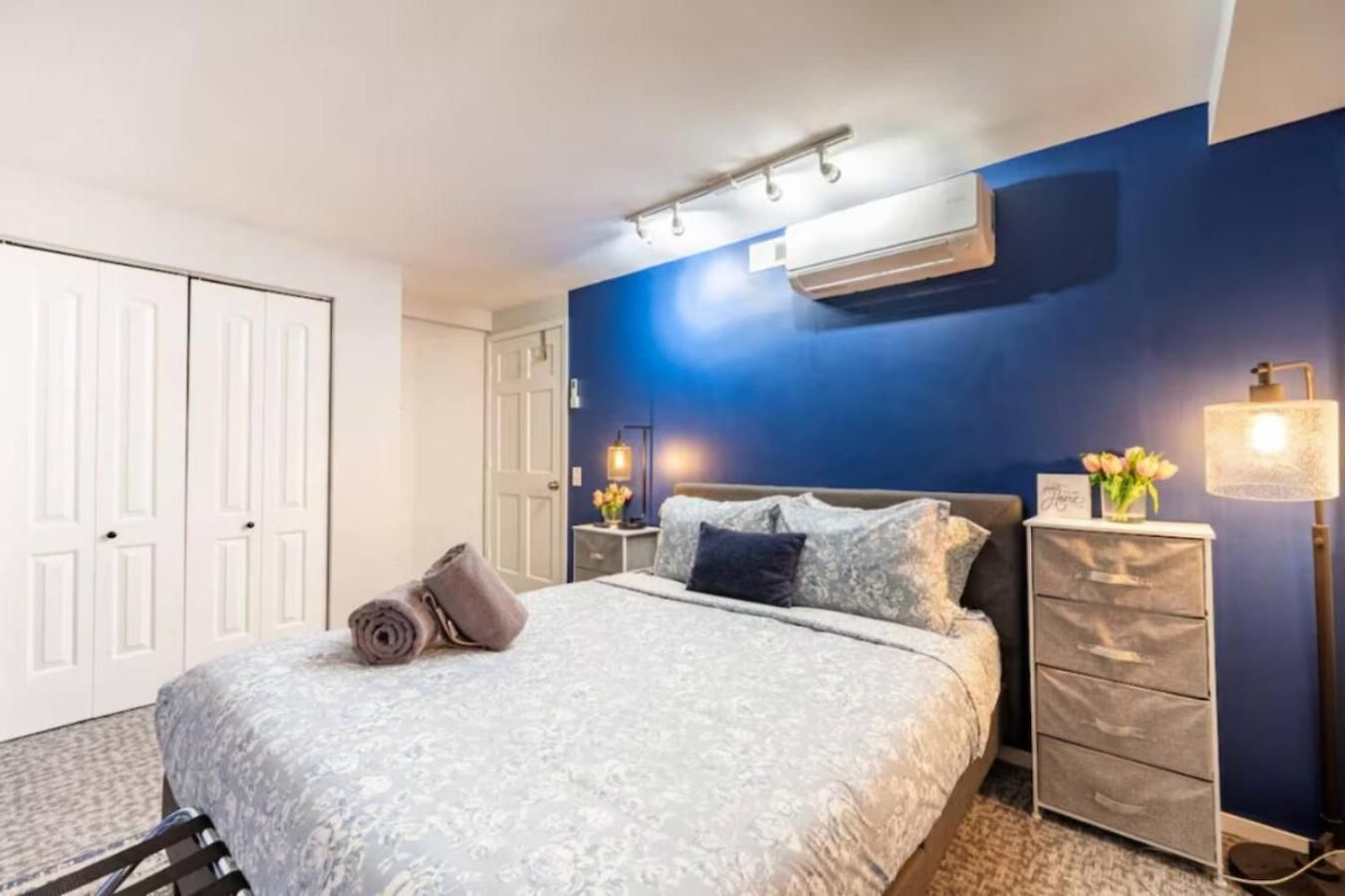 Sleep 25 - Huge Downtown Vintage Lofts, Balcony & Gym Apartment Chicago