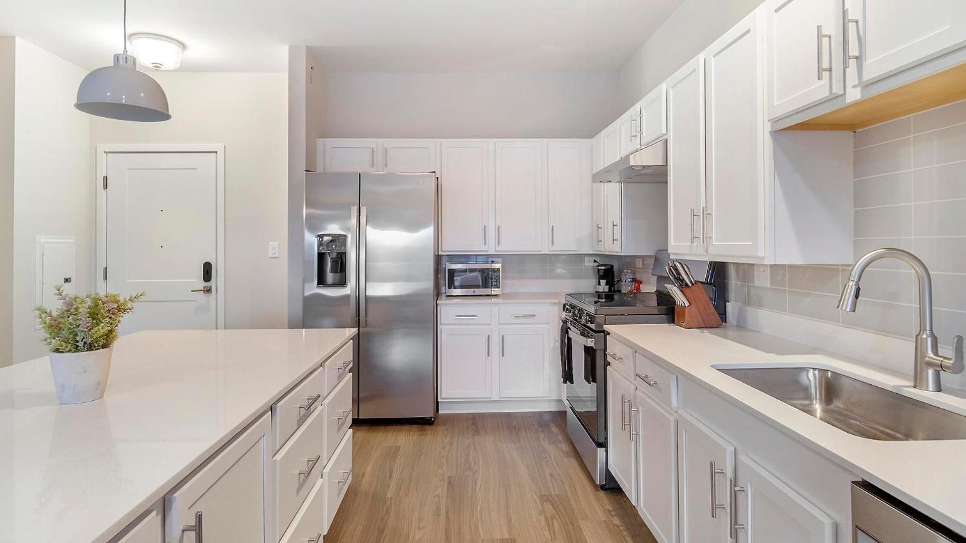 Landing Modern 2bd Clubhouse Gym *