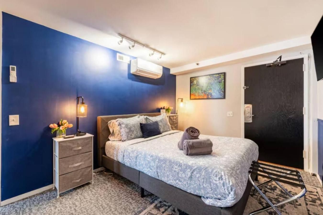 Apartment Sleep 25 - Huge Downtown Vintage Lofts, Balcony & Gym