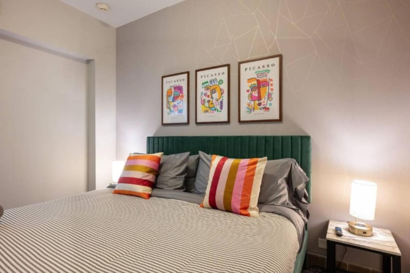 Apartment Sleep 14 Downtown, Vintage 5bd-2ba Gym & Patio Chicago